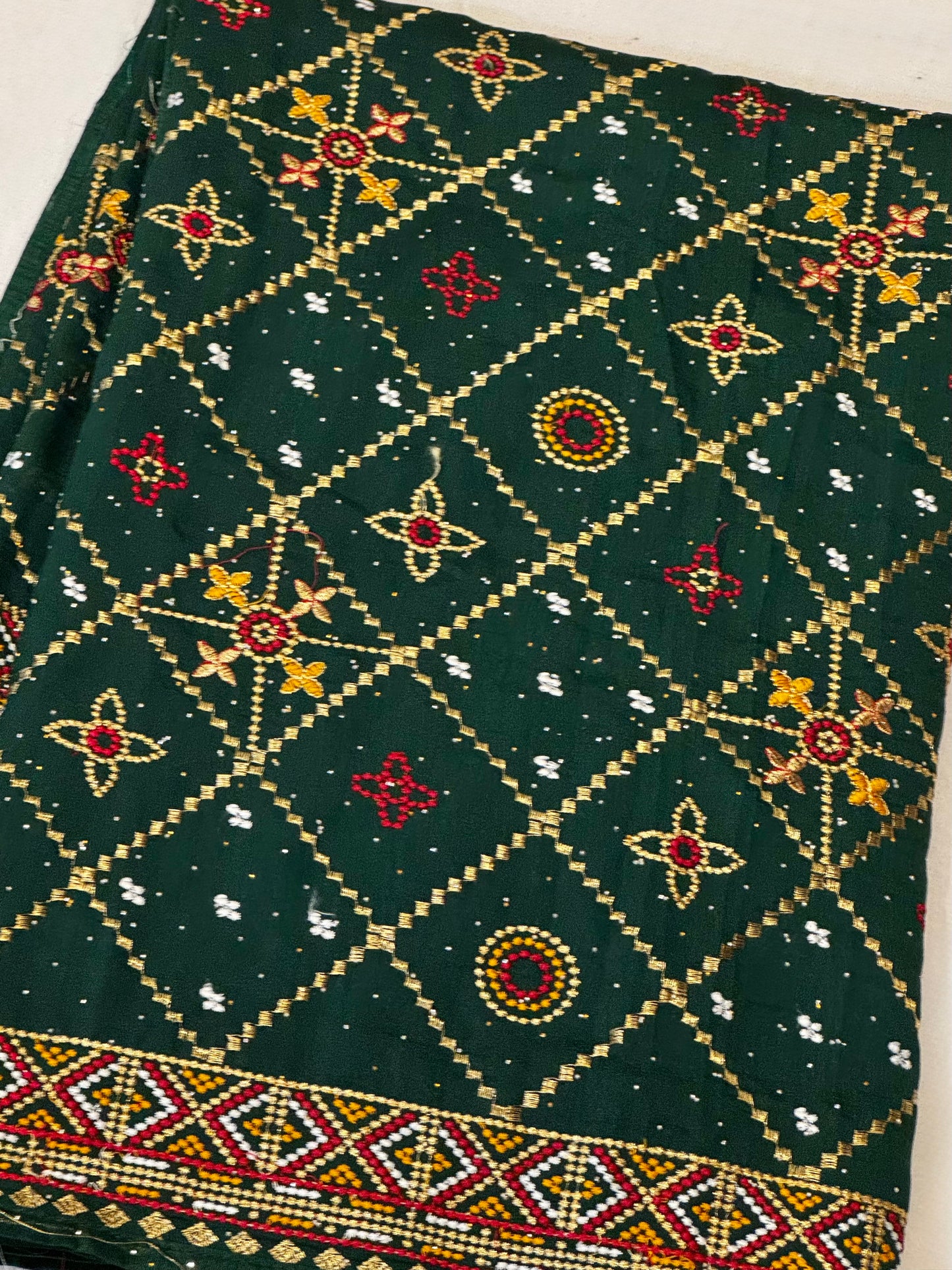 Meera – A Handcrafted Dark Green Bandhani Saree with Traditional Geometric Motifs