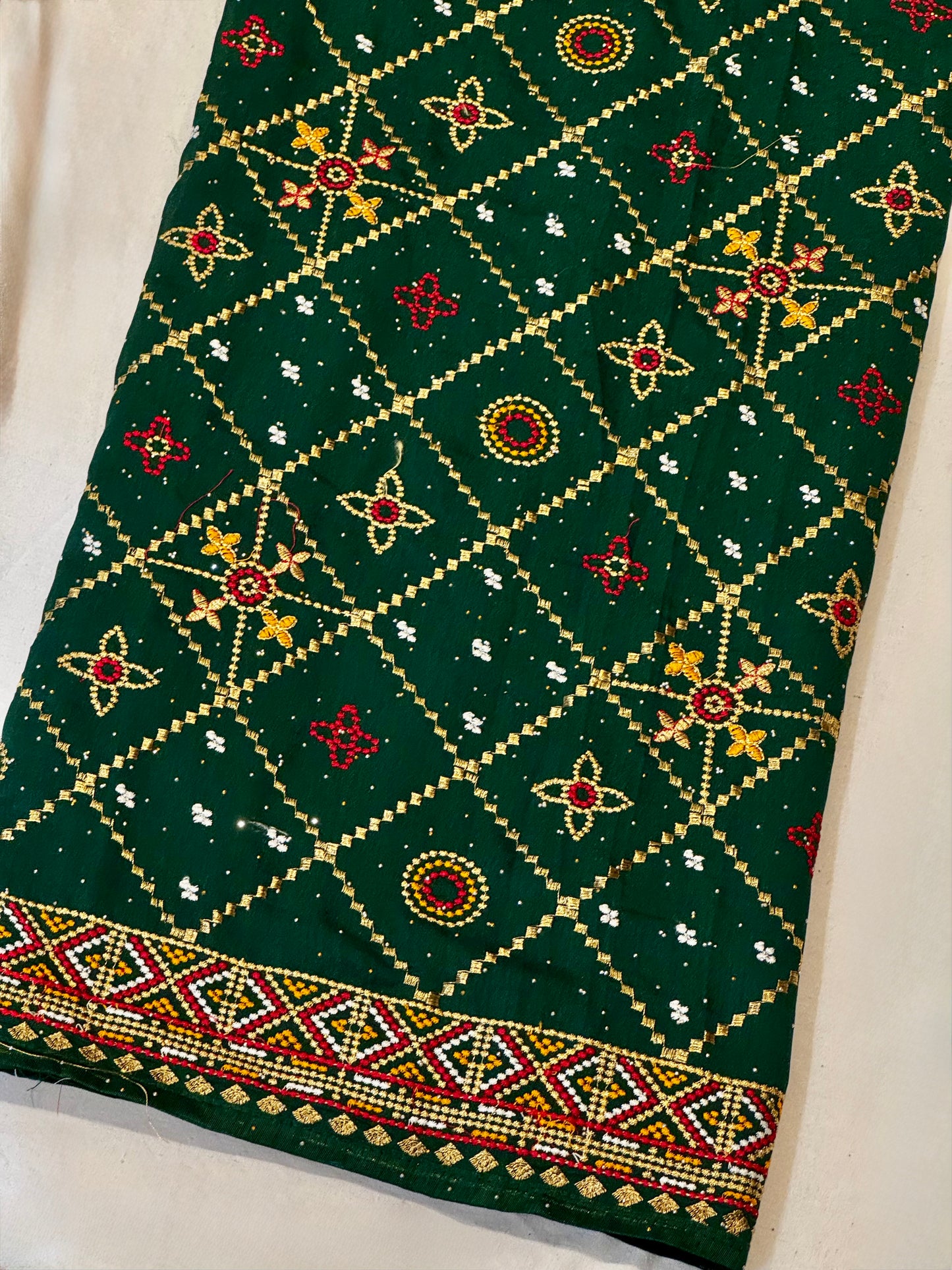 Meera – A Handcrafted Dark Green Bandhani Saree with Traditional Geometric Motifs